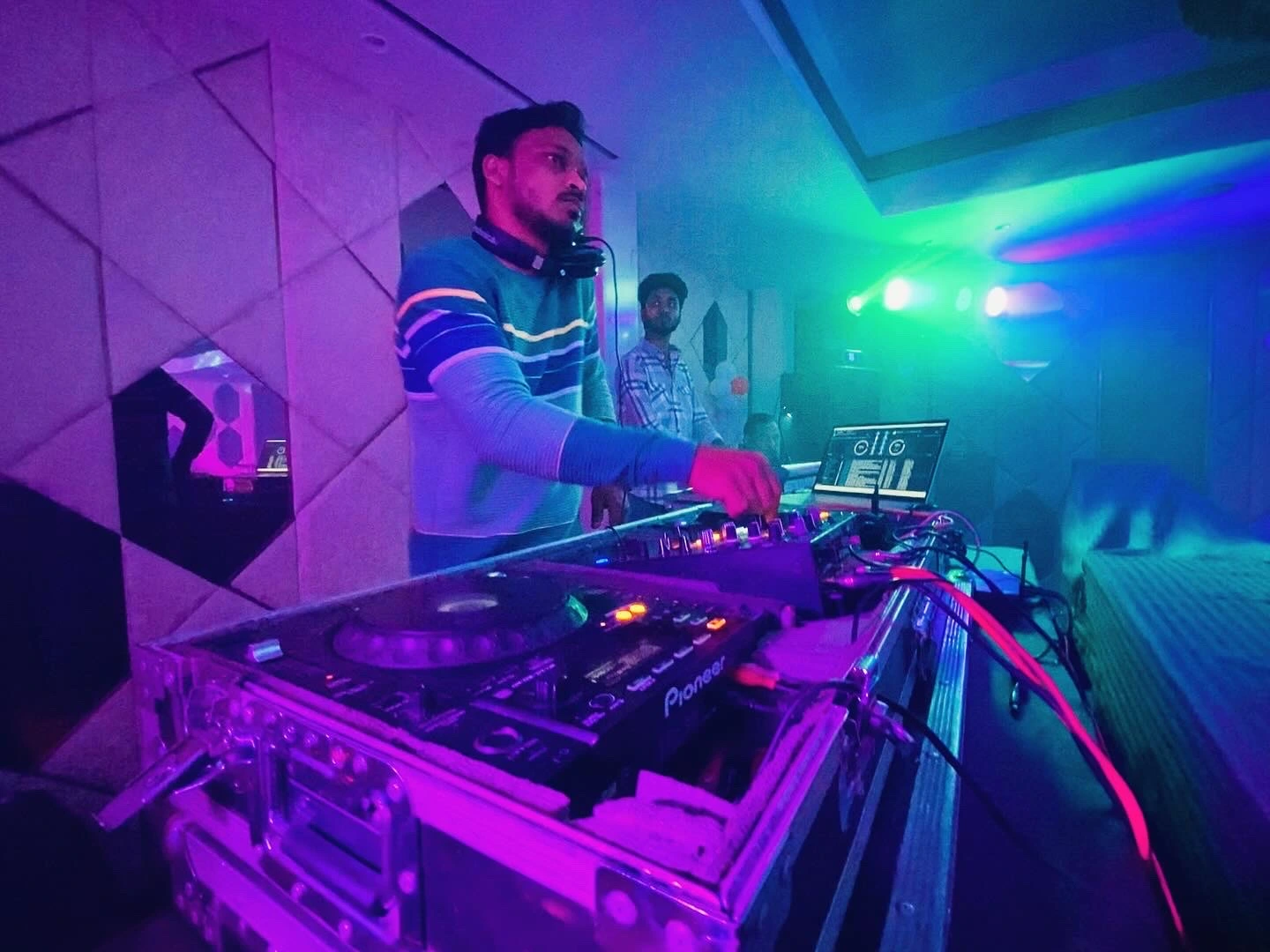 Professional Wedding Service SJ Brothers DJ Service at Wedding in Yavatmal